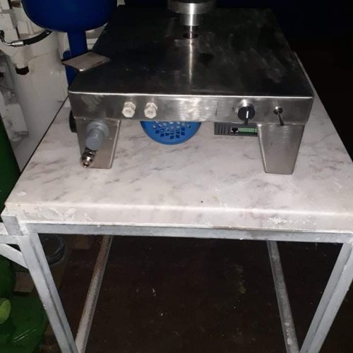Tornilho de bancada em mesa de mármore